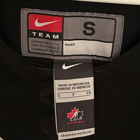 Team Canada Zach Fucale #31 Autographed Hockey Jersey, Men’s size S - Picture 11 of 13